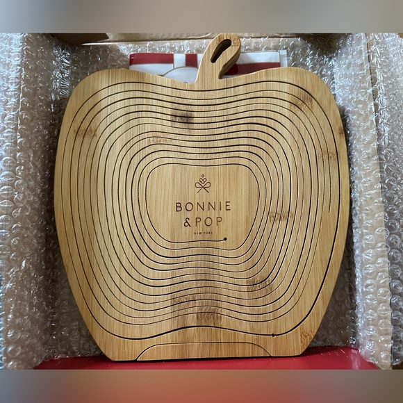 New in Box. Collapsible fruit bowl. No fruit included - Picture 12 of 14